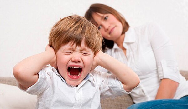 enfant faisant une crise de nerfs