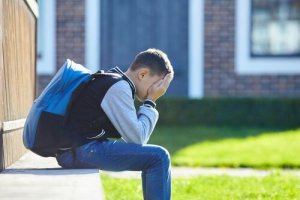Quelle relation existe-t-il entre le rejet de l'école et l'anxiété scolaire ?