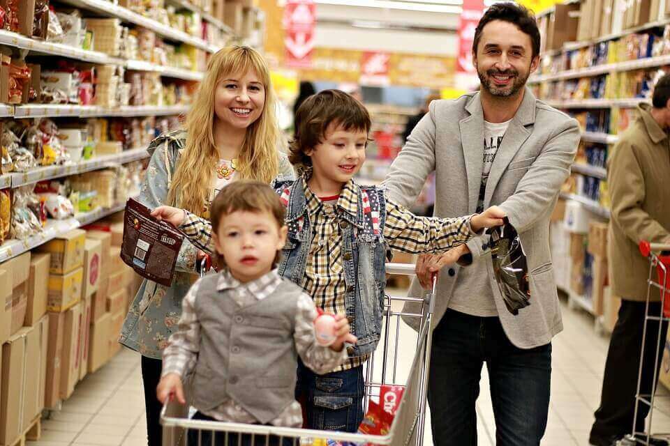 famille dans un supermarché
