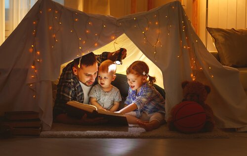 famille avec des livres