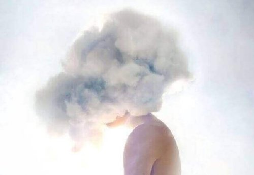 femme avec des nuages