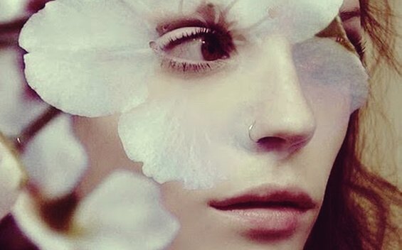femme avec fleur sur le visage