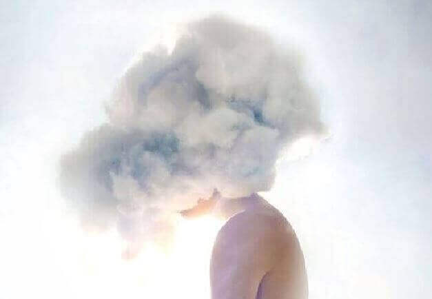 personne ayant la tête dans un nuage