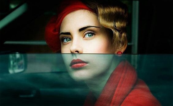 femme regardant par la fenêtre d'une voiture