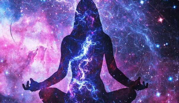 femme qui médite et ondes magnétiques