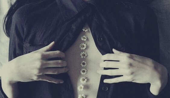 femme avec des fleurs sur le buste