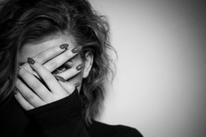 Ne pas dire ce que nous ressentons semble être à la mode