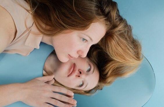 reflet d'une femme dans le miroir