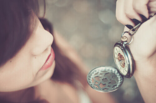 femme regardant sa montre