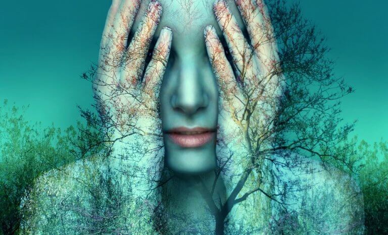 femme tenant sa tête dans ses mains