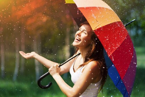 femme heureuse sous la pluie