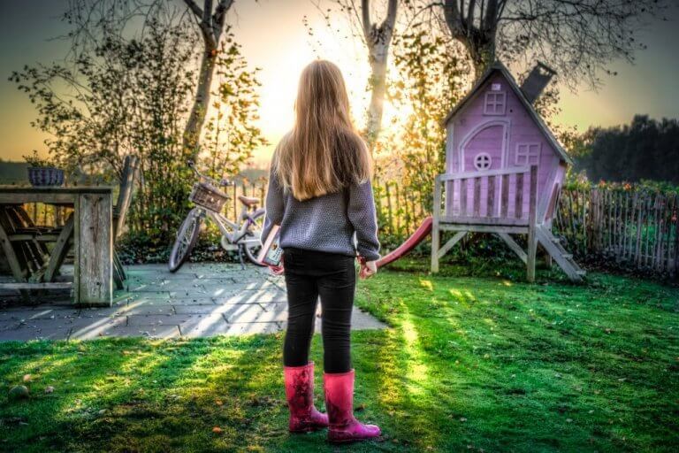 petite fille jouant dans le jardin