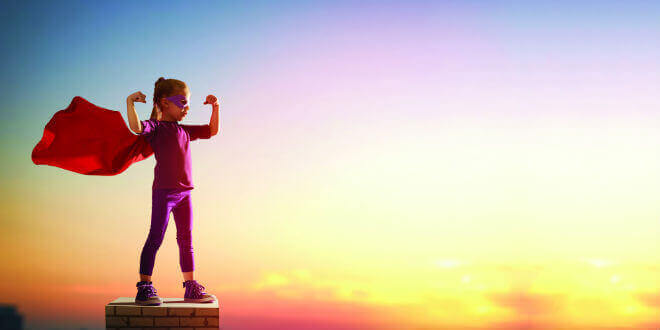 petite fille déguisée en super héroïne