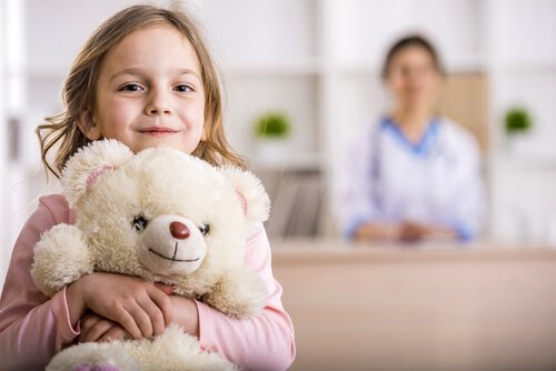 petite fille tenant une peluche