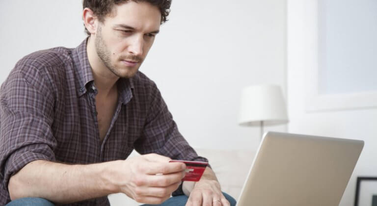 homme effectuant un paiement en ligne