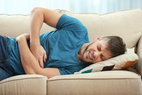 homme avec maux de ventre