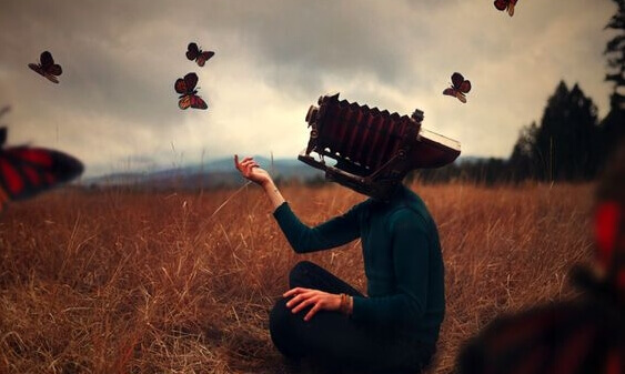 personne ayant un appareil photo à la place de la tête