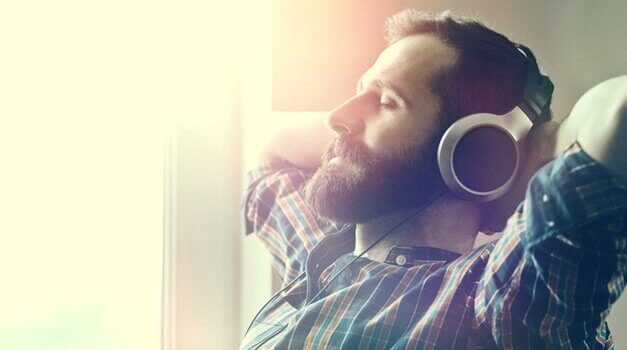 homme écoutant de la musique relaxante