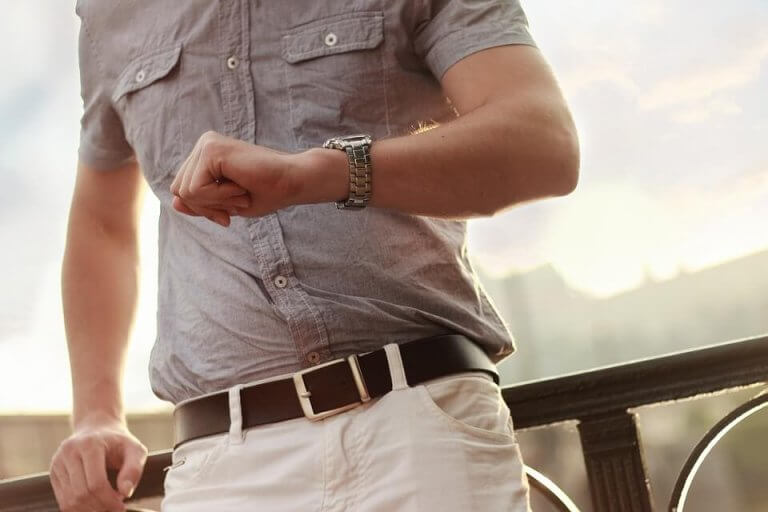 homme regardant sa montre