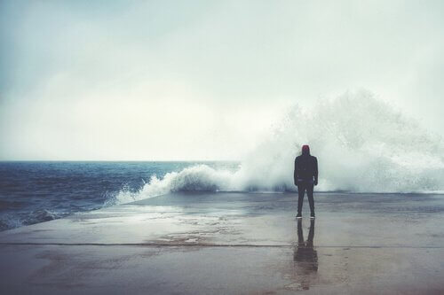 personne face à une vague