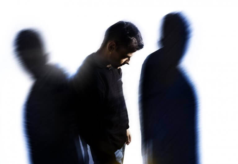 homme avec deux ombres