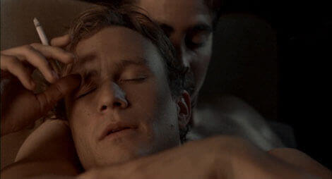 hommes qui s'enlacent