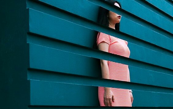 image coupée d'une jeune fille