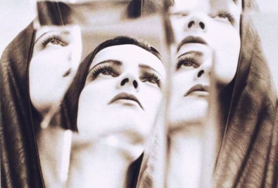 reflets d'une femme