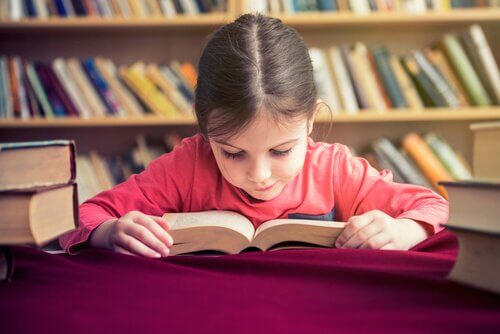 lecture d'une petite fille