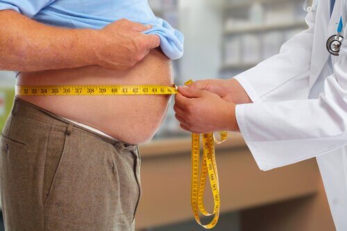 Une personne obèse chez le médecin