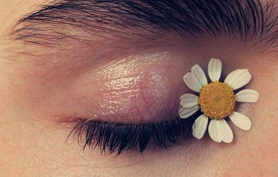 femme avec une fleur sur l'oeil