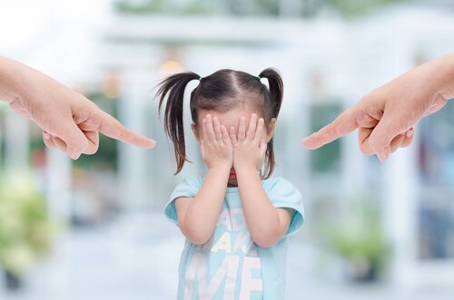 petite fille se faisant gronder par ses parents