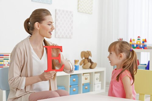 petite fille qui parle