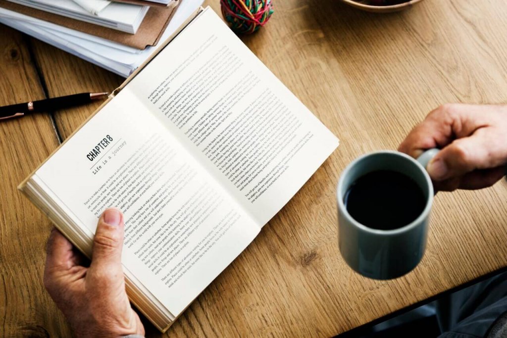 homme lisant un livre