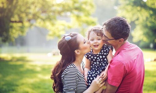Parents embrassant leur fille