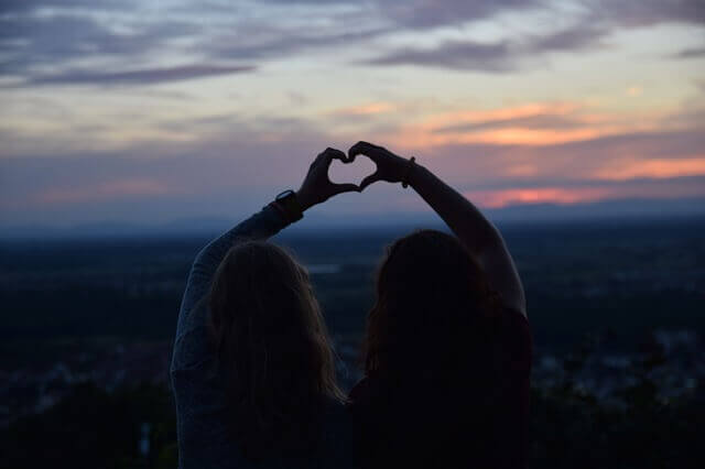 coeur avec les mains