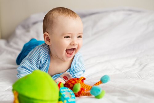 bébé qui sourit