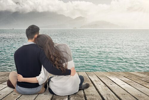 couple au bord de l'eau
