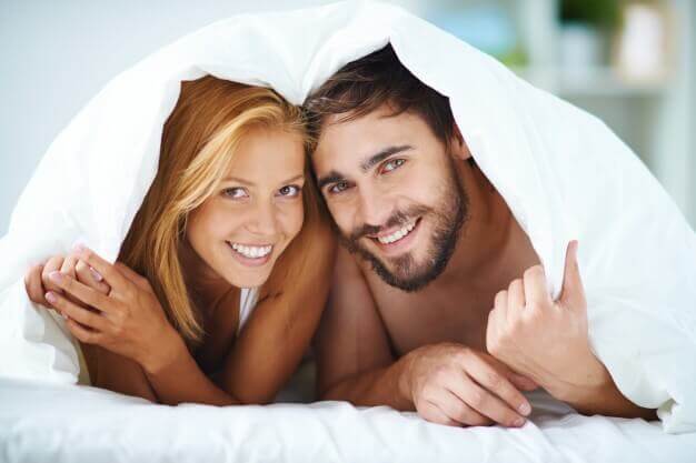 couple au lit ayant une bonne communication sexuelle