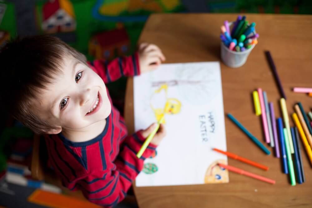 enfant qui dessine