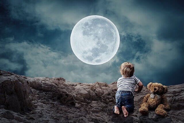 enfant devant la lune