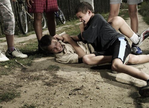 enfants qui se battent