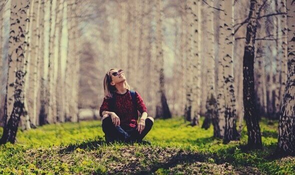 femme assise dans la forêt