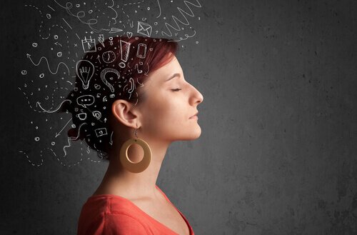 femme ayant l'esprit empli de pensées