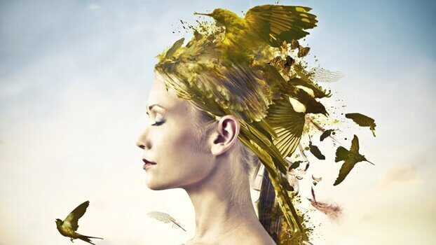 femme avec des oiseaux sur la tête