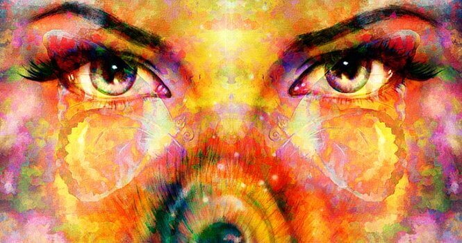 femme avec un papillon sur le visage