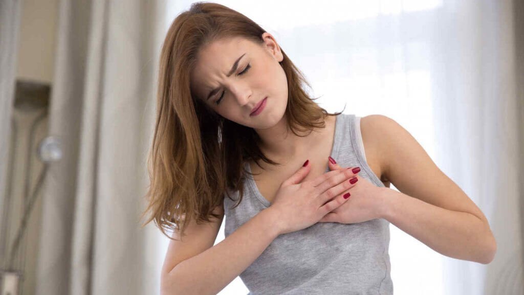 femme anxieuse ayant des problèmes cardiaques