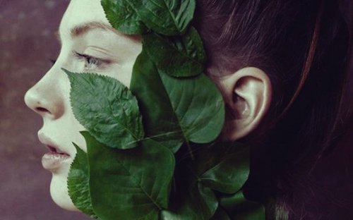 femme avec feuilles