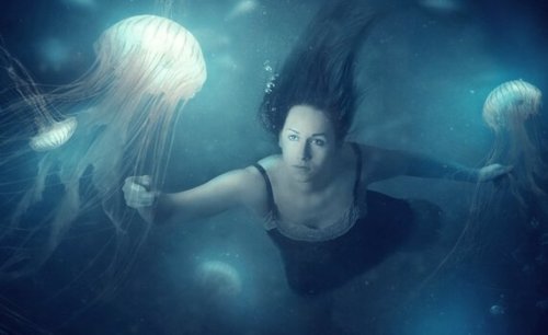 femme avec méduses