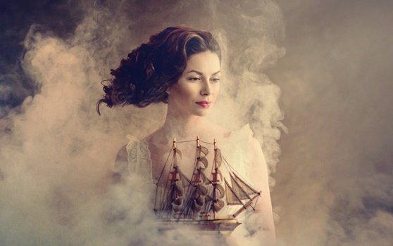 femme dans la fumée avec un bateau
